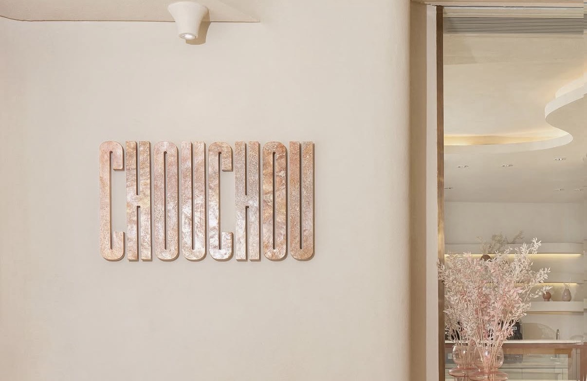 chouchou sign and mirror